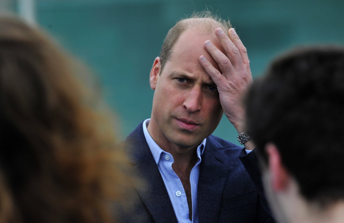 Prinz William besucht einen Fußballclub.