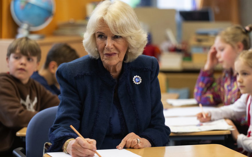 Queen Consort Camilla in einer Grundschule in Hamburg.