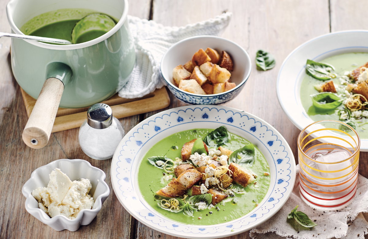 Grüne Erbsensuppe mit Croutons und Fetakäse im Teller