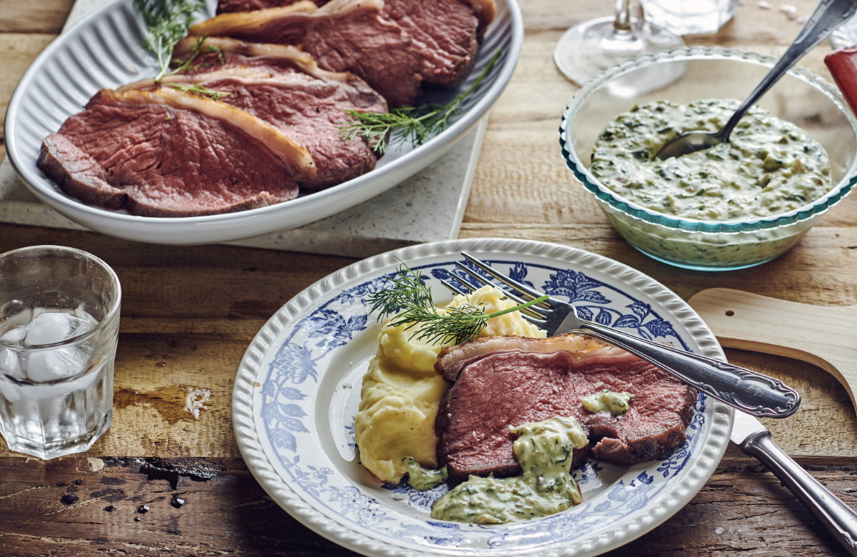gegartes Roastbeef mit Remoulade auf dem Teller.