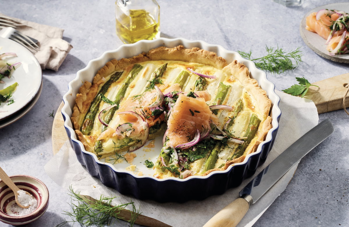 Spargelquiche mit Räucherlachs in der Backform.