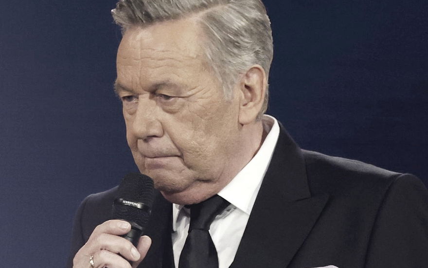 Roland Kaiser guckt traurig nach unten