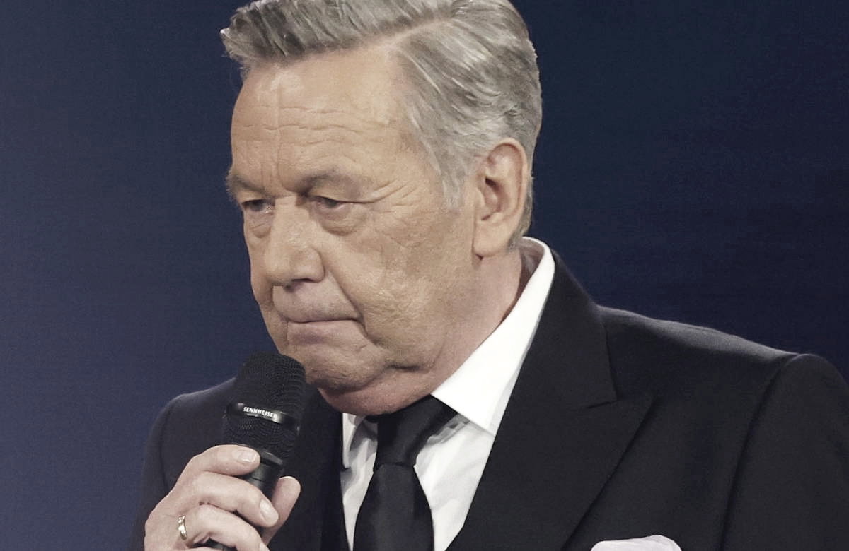Roland Kaiser guckt traurig nach unten
