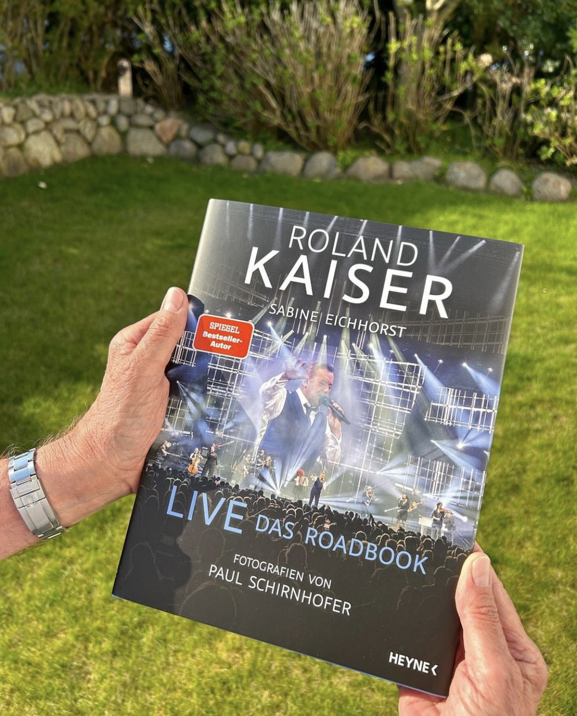 Roland Kaiser hält sein neues Buch Roland Kaiser: Live - Das Roadbook in den Händen