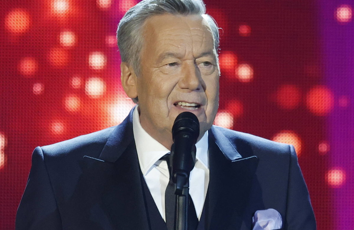 Roland Kaiser singt in Mikrofon