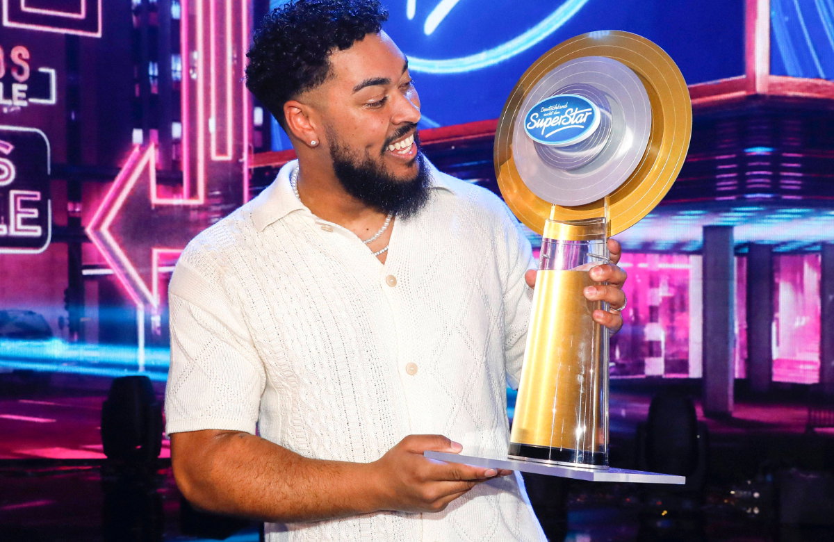 Sem Eisinger lacht und schaut den DSDS-Pokal an