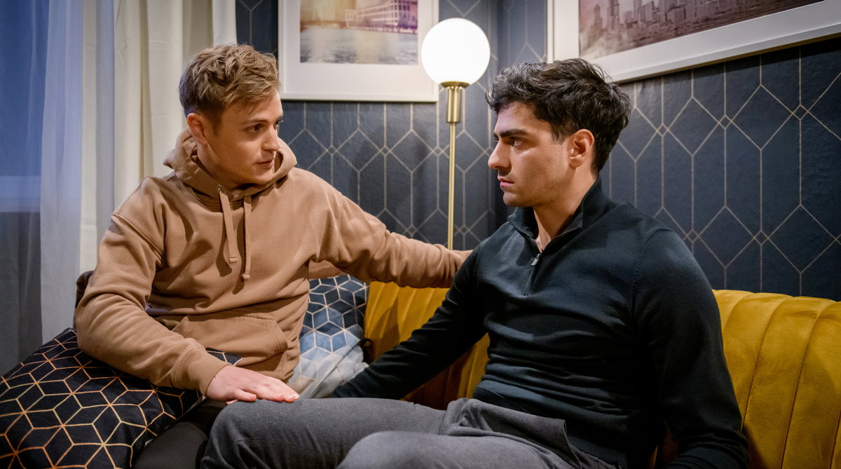 Sturm der Liebe Max und Leander sitzen auf der Couch und gucken sich ernst an