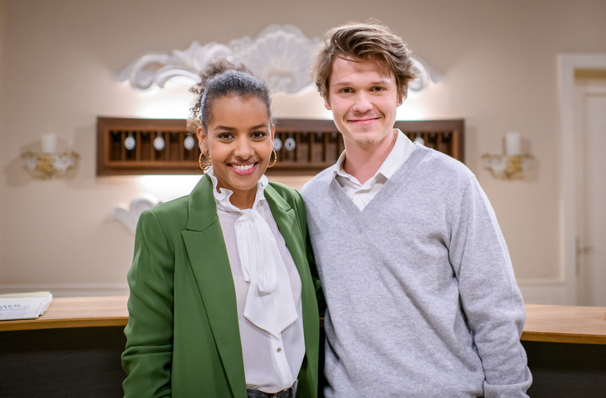 Sturm der Liebe Imani und Otto stehen nebeneinander und lächeln in die Kamera