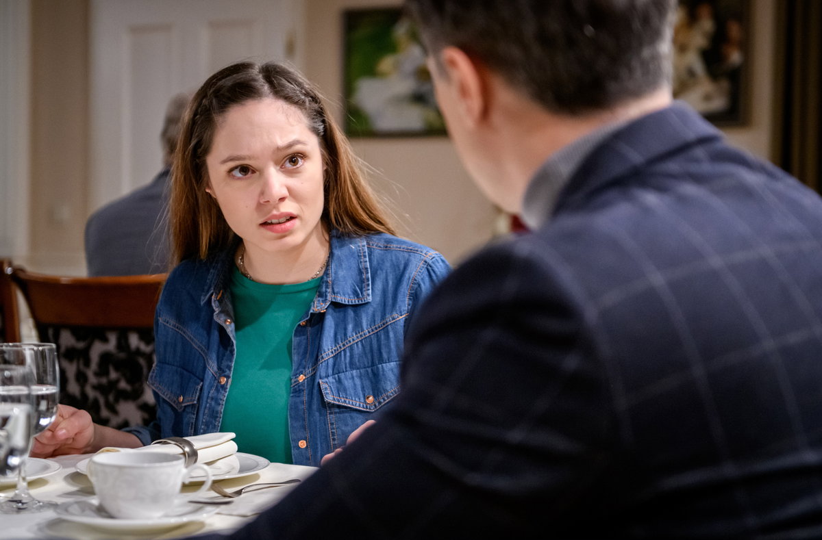 "Sturm der Liebe" Valentina guckt entsetzt am Tisch sitzend