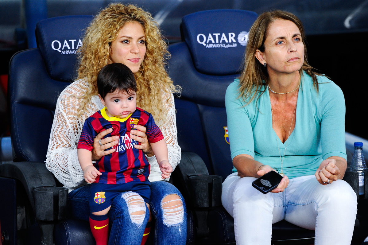 Shakira mit Sohn Milan und Schwiegermutter Montserrat Bernabeu (r.) beim Fußballspiel von Piqué