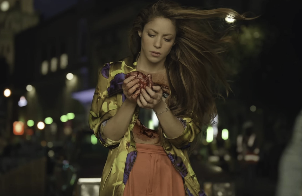 Shakira mit Loch in der Brust und Herz in der Hand in Musikvideo