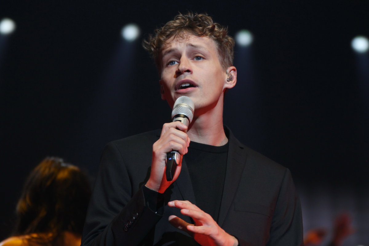 Tim Bendzko hält Mikro in der Hand und guckt traurig