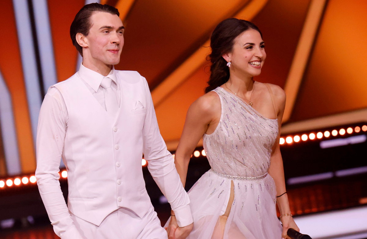 Timon Krause und Ekaterina Leonova Hand in Hand