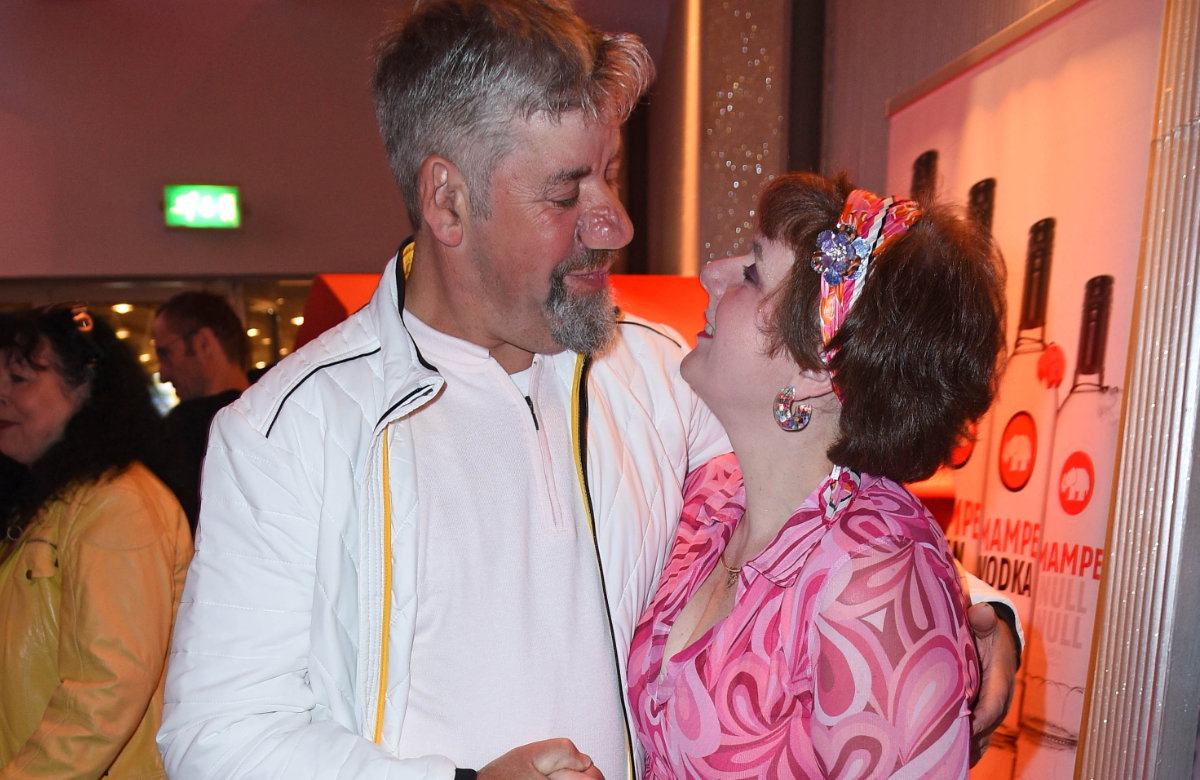 Uwe und Iris Abel lächeln sich glücklich an