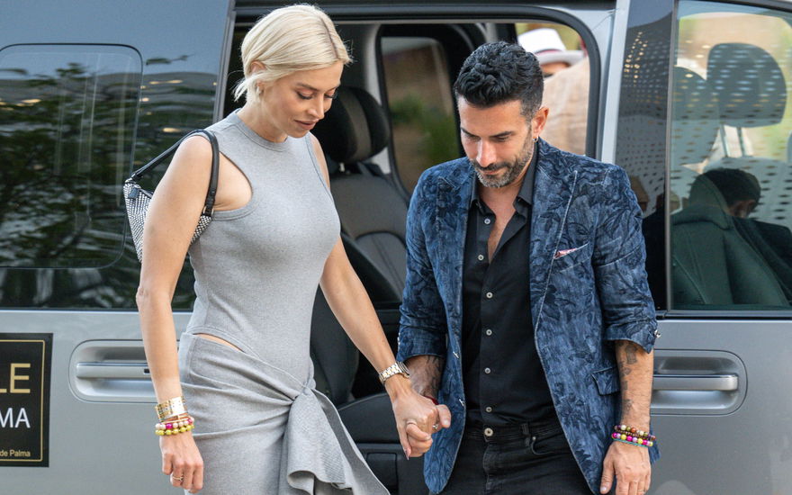 Verena Kerth und Marc Terenzi halten Händchen und schauen auf den Boden