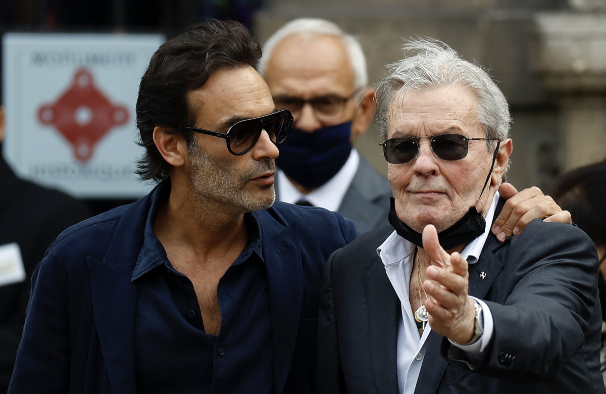 Anthony Delon und sein Vater Alain Delon blicken ernst