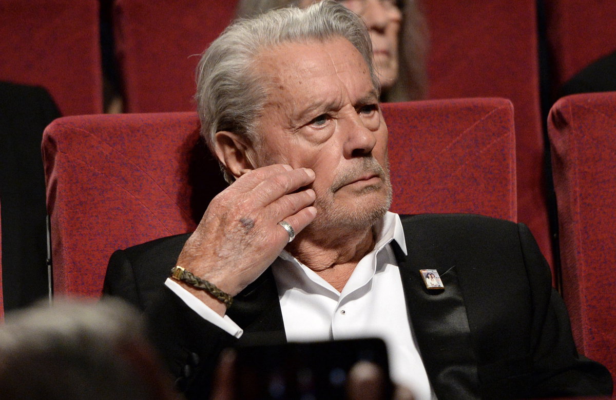Alain Delon sitzt im Kinosessel