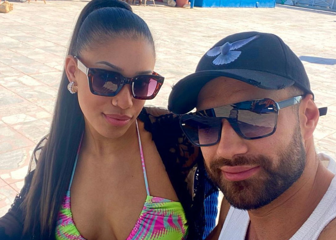 Aleks Petrovic und Vanessa Wnattu schauen in die Selfiekamera