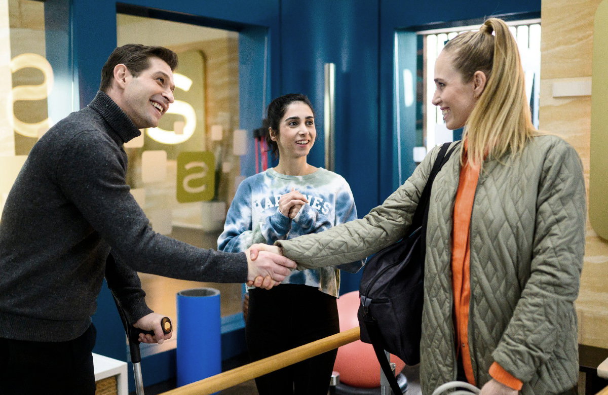 Deniz und Ava reichen sich bei "Alles was zählt" die Hand, Leyla im Hintergrund