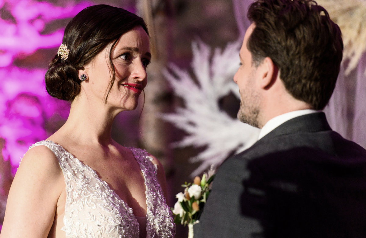 Jenny und Justus schauen sich bei ihrer Hochzeit bei "Alles was zählt" an
