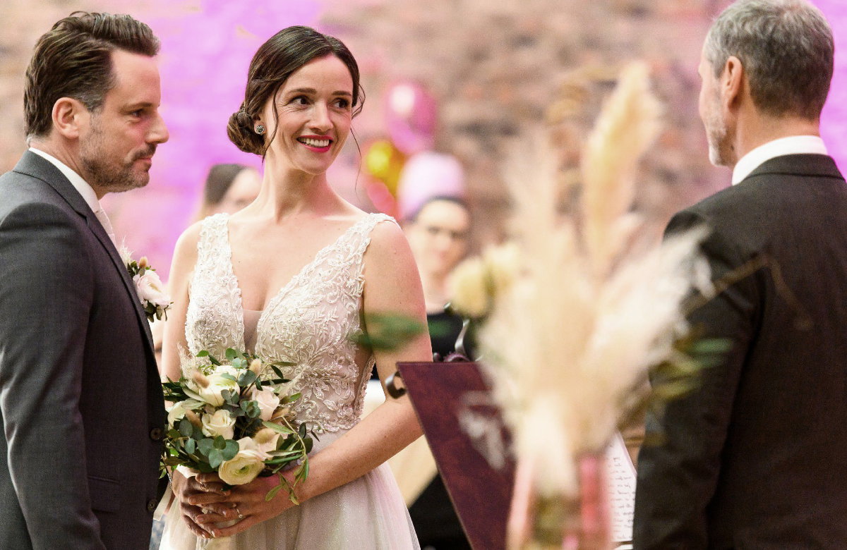 Jenny lächelt bei ihrer Hochzeit bei "Alles was zählt" glücklich