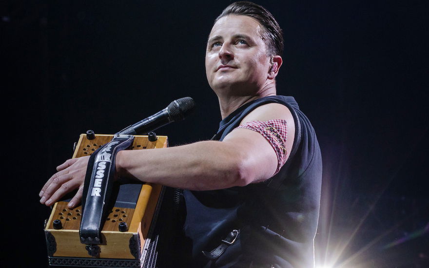 Andreas Gabalier guckt schräg nach oben