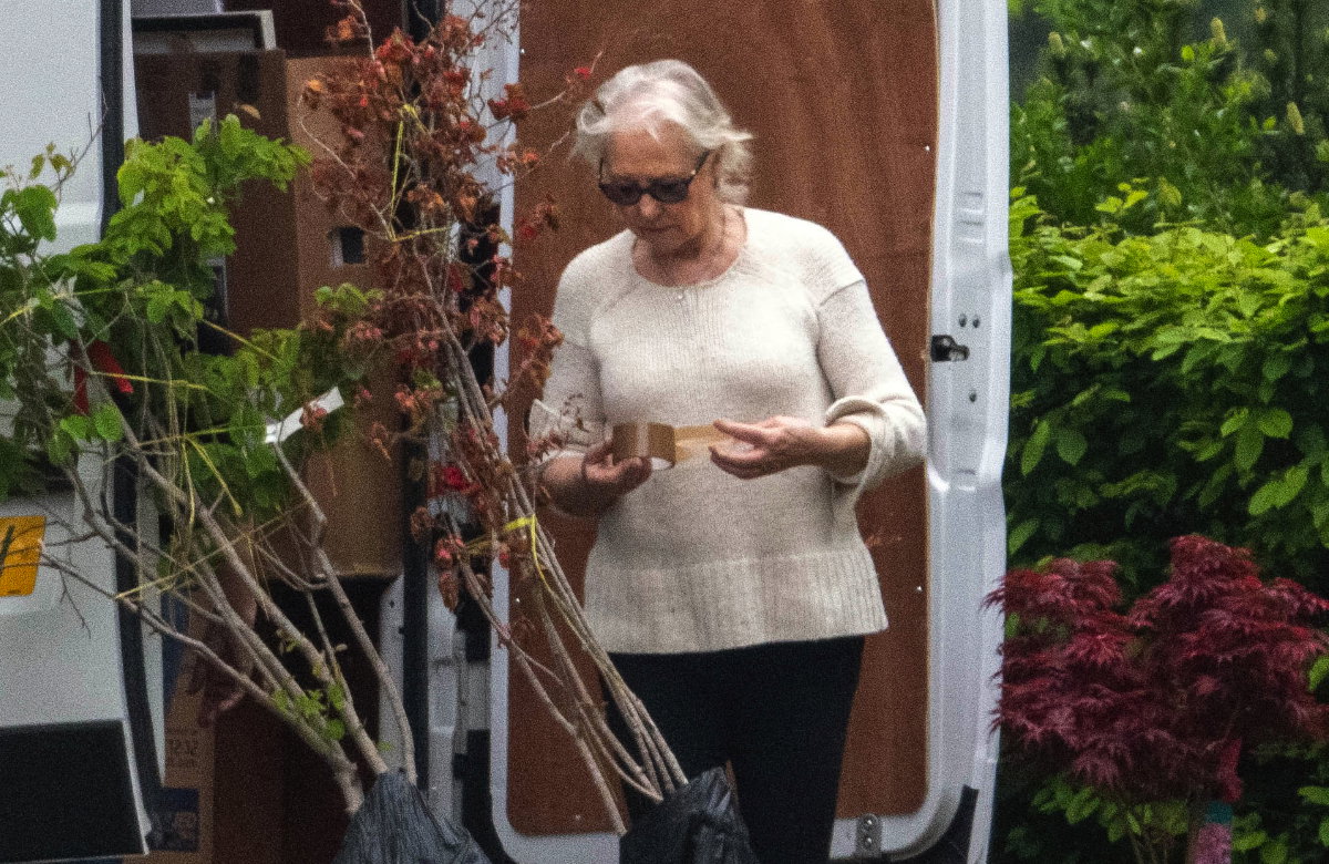 Angela Kelly zieht aus ihrem Haus aus.
