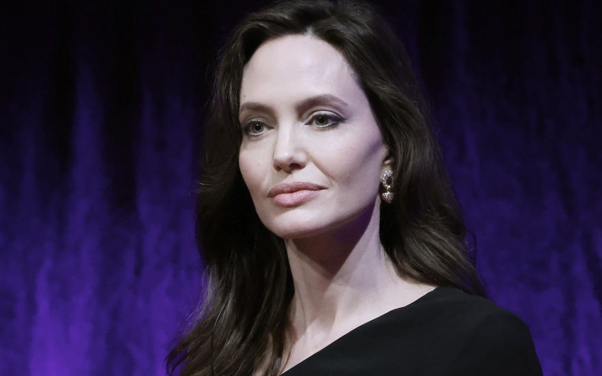 Angelina Jolie guckt traurig