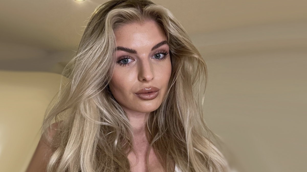 Antonia Hemmer macht ein Selfie für Instagram