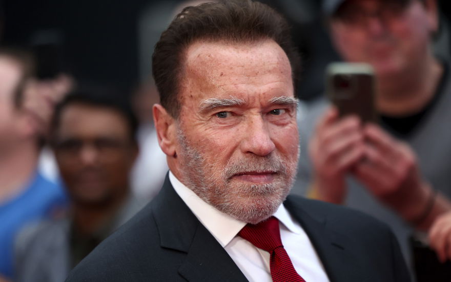 Arnold Schwarzenegger guckt ernst zur Seite