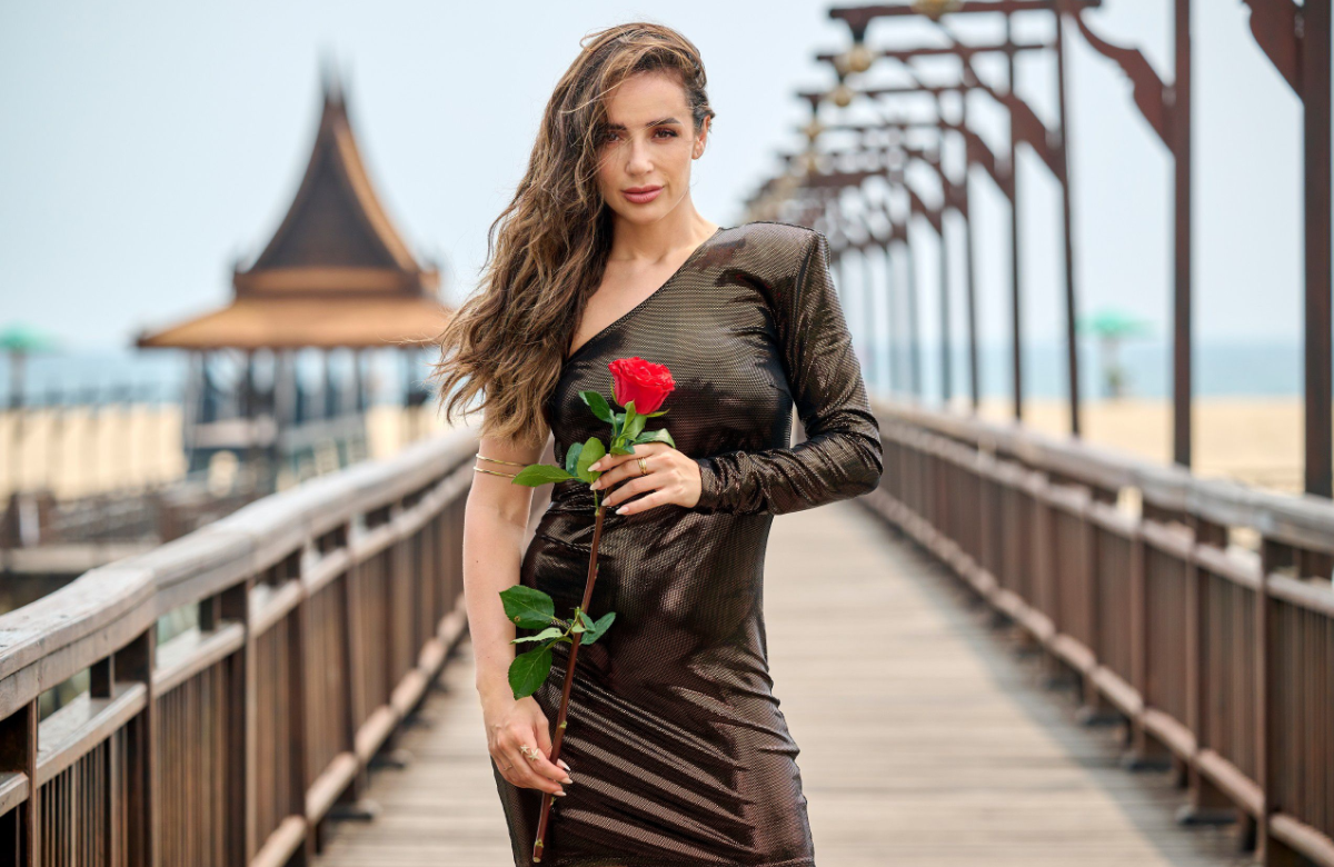Bachelorette Jennifer Saro posiert auf einem Steg