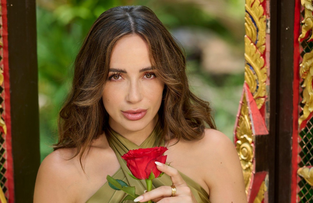 Jennifer Saro mit einer Rose