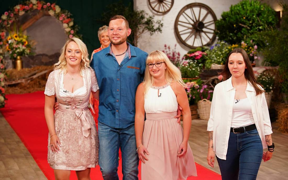 "Bauer sucht Frau" 2022: Erik auf dem Scheunenfest mit Julia, Anne und Mareike