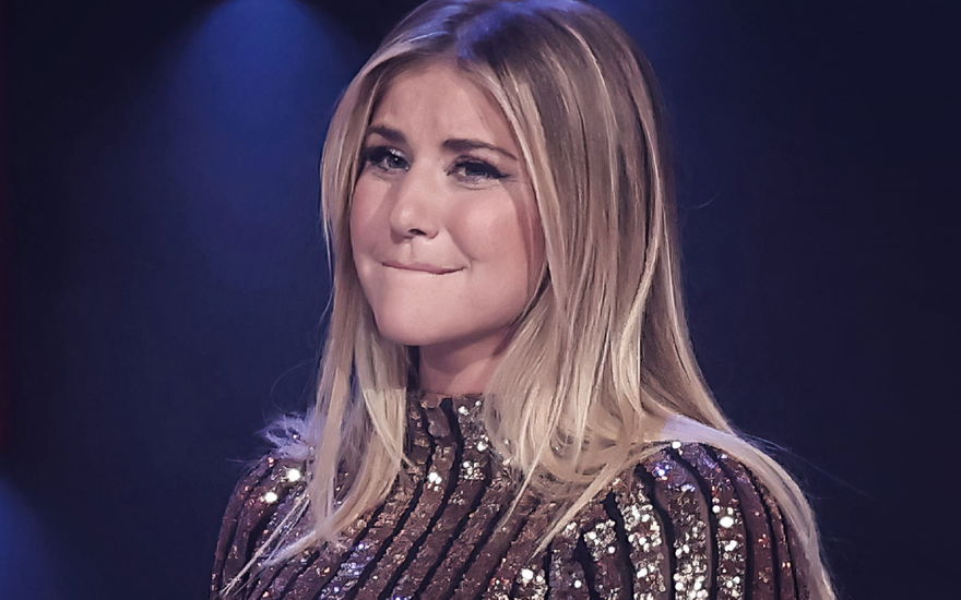 Beatrice Egli beißt sich auf die Unterlippe