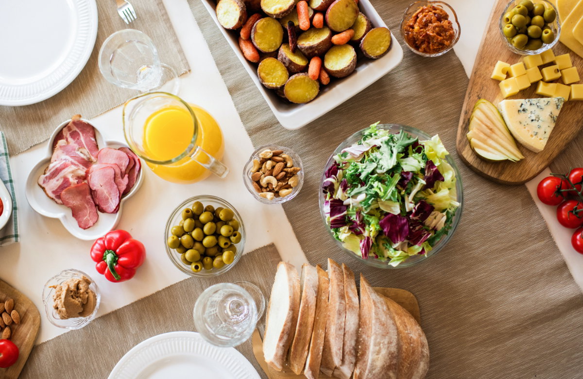 Beilagen auf dem Tisch mit Brot, Salat, Käse und Gemüse