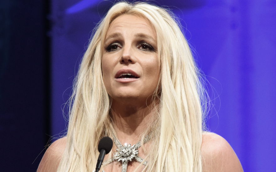 Britney Spears guckt verzweifelt