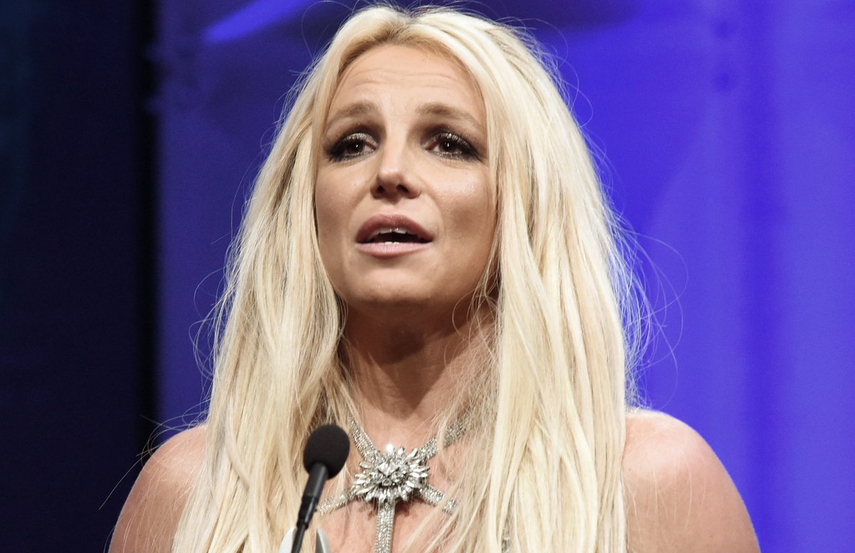 Britney Spears guckt verzweifelt