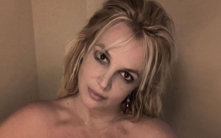 Britney Spears macht ein Selfie oben ohne