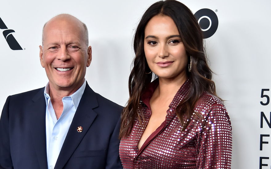 Bruce Willis und Ehefrau Emma stehen Arm in Arm auf dem roten Teppich