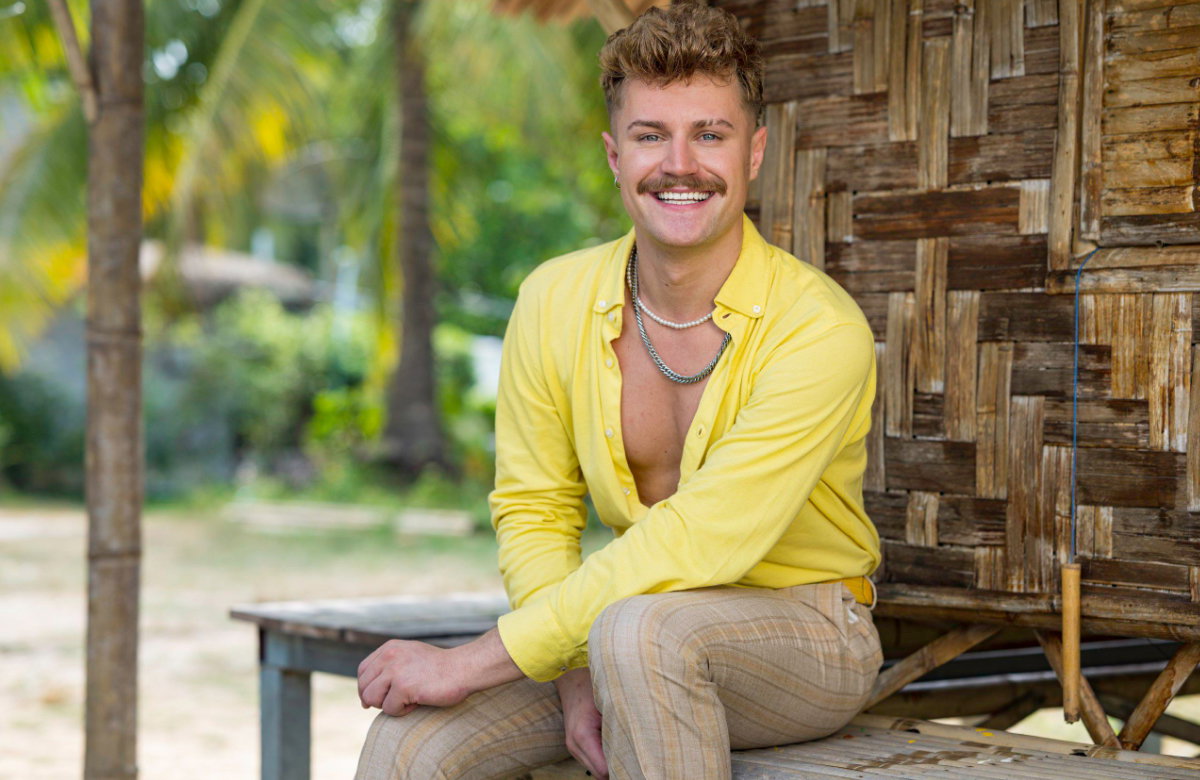 "Charming Boys"-Kandidat Aaron Königs lächelt am Strand