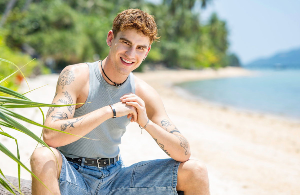 "Charming Boys"-Kandidat Basti lacht am Strand