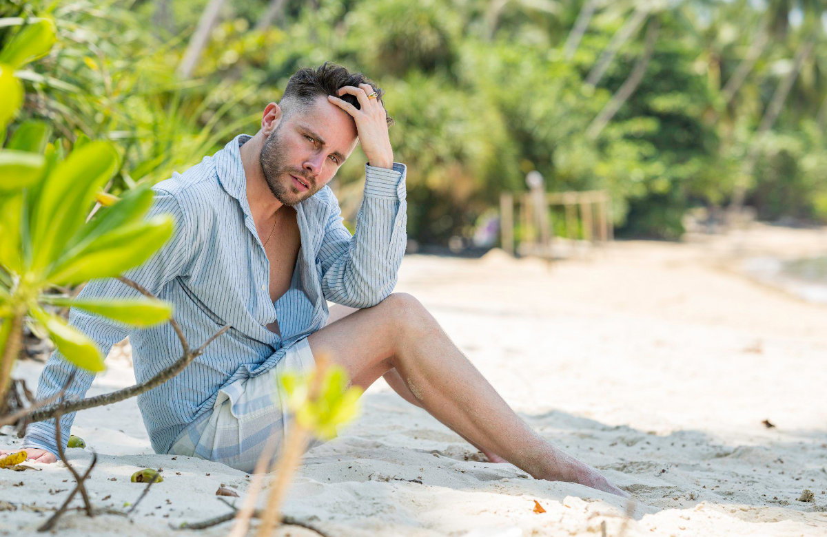 "Charming Boys"-Kandidat Gino fasst sich am Strand in die Haare