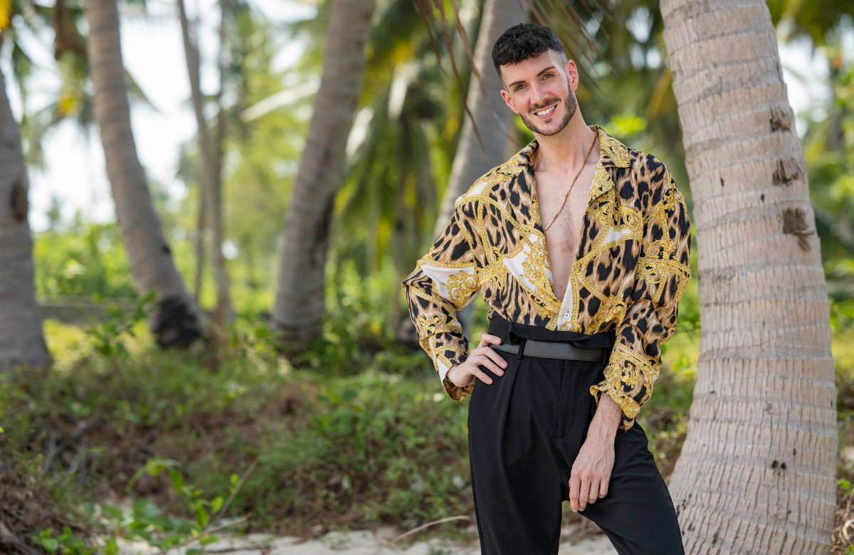 "Charming Boys"-Kandidat Kevin Schäfer lacht am Strand