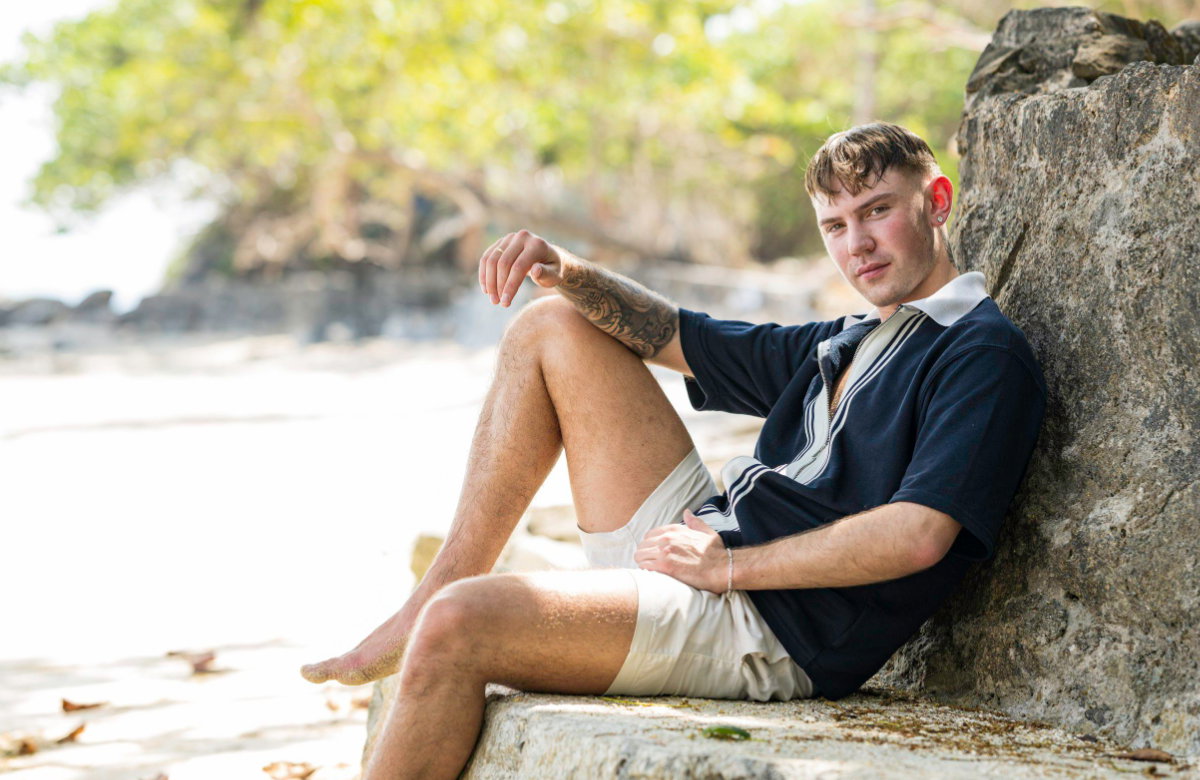 "Charming Boys"-Kandidat Lukas sitzt am Strand