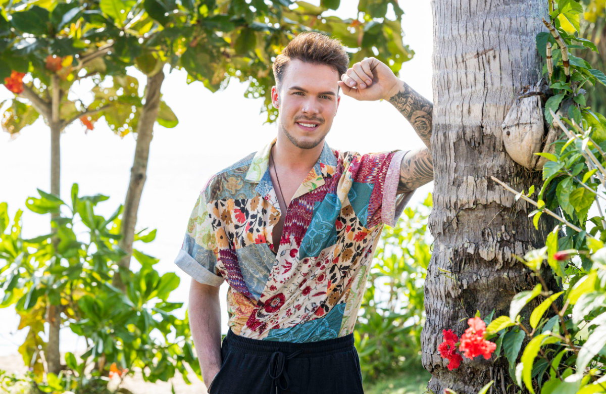 "Charming Boys"-Kandidat Maurice lehnt an einer Palme