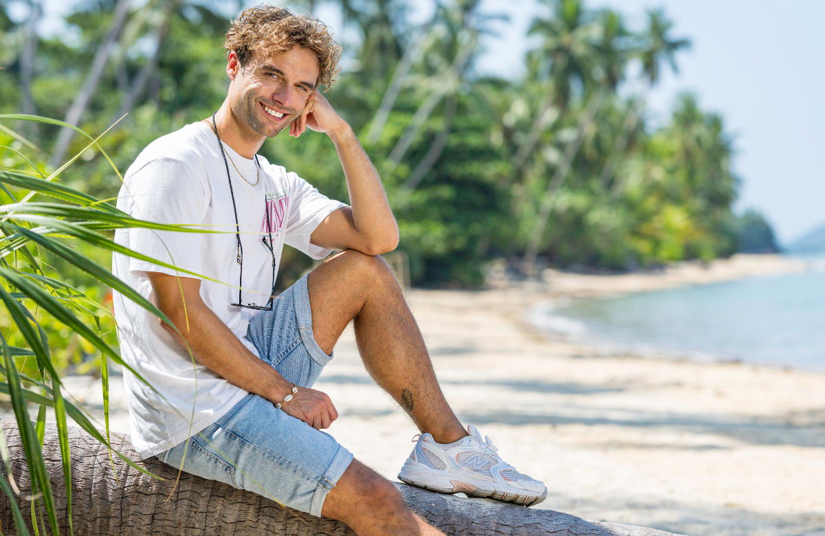 "Charming Boys"-Kandidat Niko lächelt am Strand
