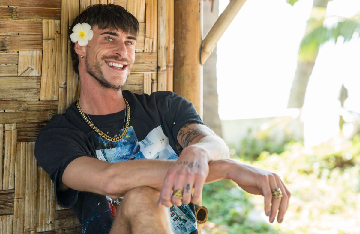 "Charming Boys"-Kandidat Pizzi lacht mit Blume im Haar