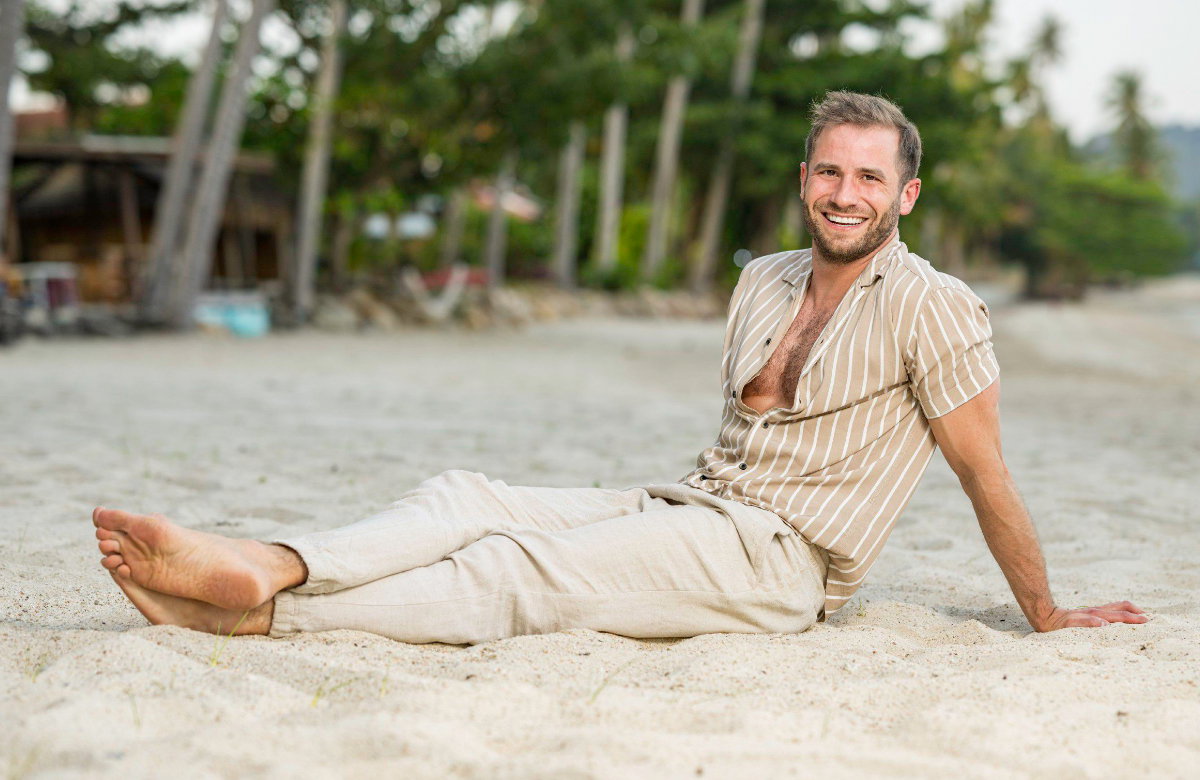 "Charming Boys"-Kandidat Rudi lacht am Strand