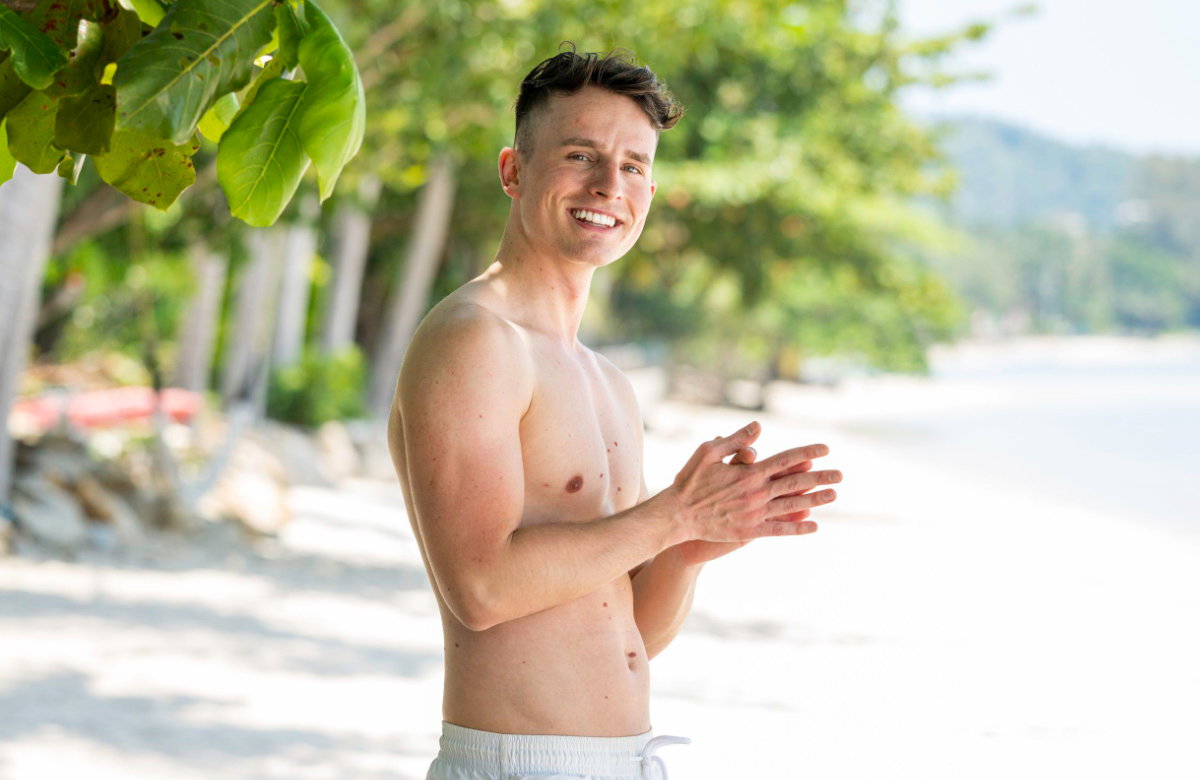 "Charming Boys"-Kandidat Tim lacht am Strand