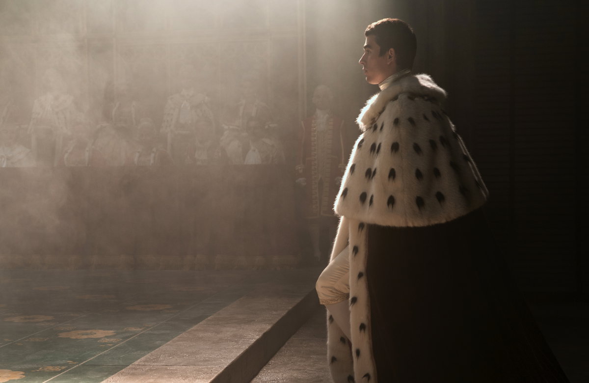 Corey Mylchreest als König George III. in "Queen Charlotte".